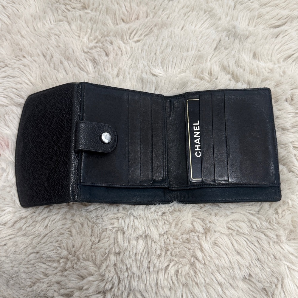 ✨Authentic Vintage CHANEL Caviar Leather Bifold Wallet✨ - Picture 14 of 15